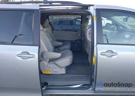 2014 Toyota Sienna Xle V6 8 Passenger z USA, uszkodzony, nr VIN 5TDYK3DC8ES505873